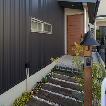 優建築工房 【1000万円台/20坪台/狭小/間取り】狭小ながらも光の集まるダイニングとウッドデッキで家族の団らんをの建築実例画像9