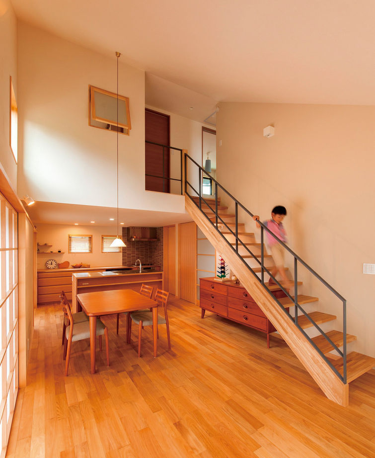 優建築工房 【20坪台・間取り図あり・勾配天井】まるで平屋のよう。大きな勾配天井と緑を愉しむ住まいの建築実例画像1