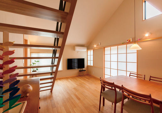 優建築工房 【20坪台・間取り図あり・勾配天井】まるで平屋のよう。大きな勾配天井と緑を愉しむ住まいの建築実例画像5