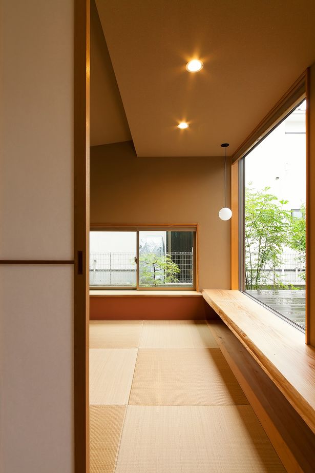 優建築工房 【20坪台・ウッドデッキ・吹き抜け・家事動線】ペットと遊べるウッドデッキ。内と外がつながる開放的な家の建築実例画像2