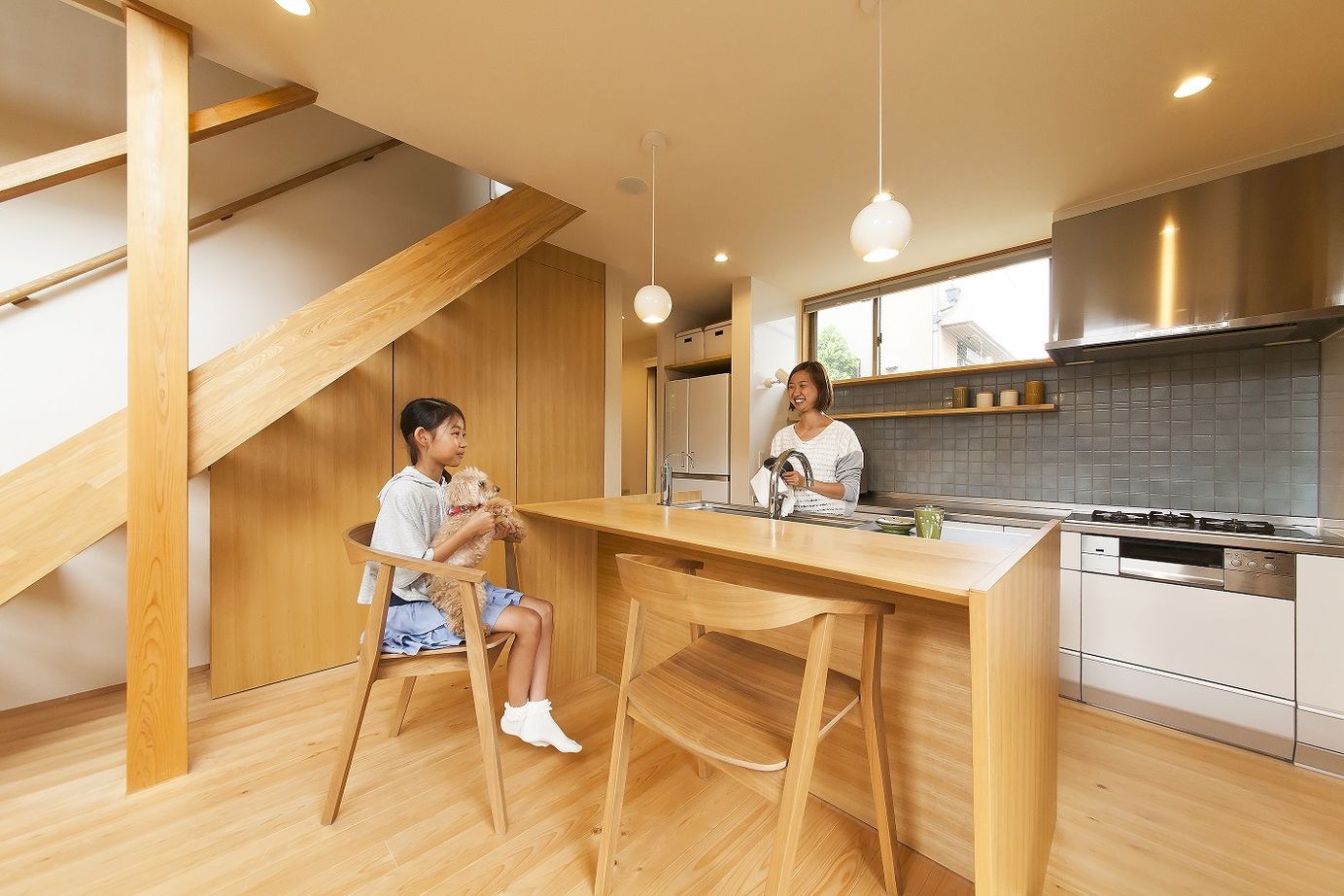 優建築工房 【20坪台・ウッドデッキ・吹き抜け・家事動線】ペットと遊べるウッドデッキ。内と外がつながる開放的な家の建築実例画像3
