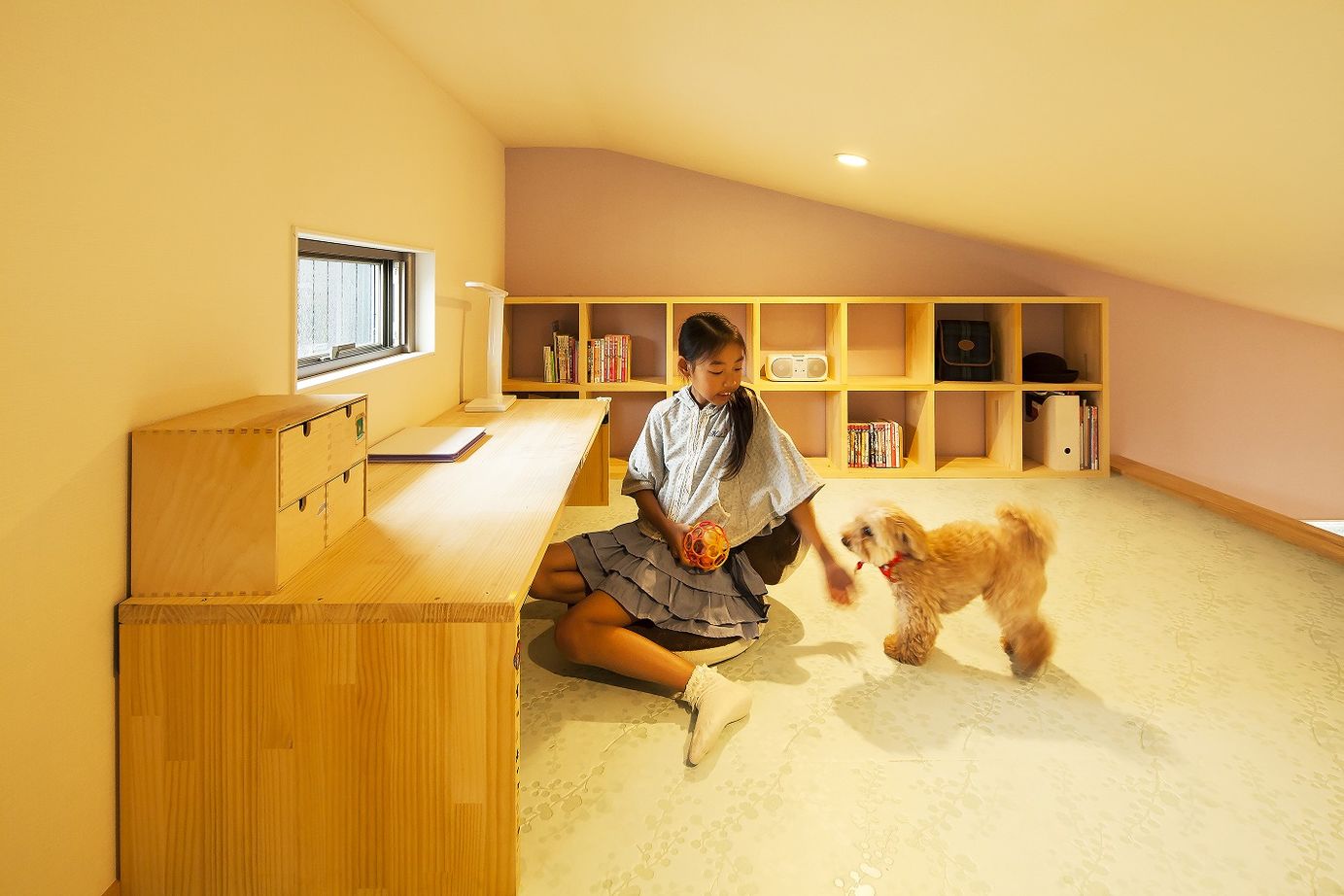 優建築工房 【20坪台・ウッドデッキ・吹き抜け・家事動線】ペットと遊べるウッドデッキ。内と外がつながる開放的な家の建築実例画像4