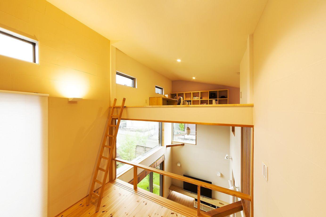 優建築工房 【20坪台・ウッドデッキ・吹き抜け・家事動線】ペットと遊べるウッドデッキ。内と外がつながる開放的な家の建築実例画像5