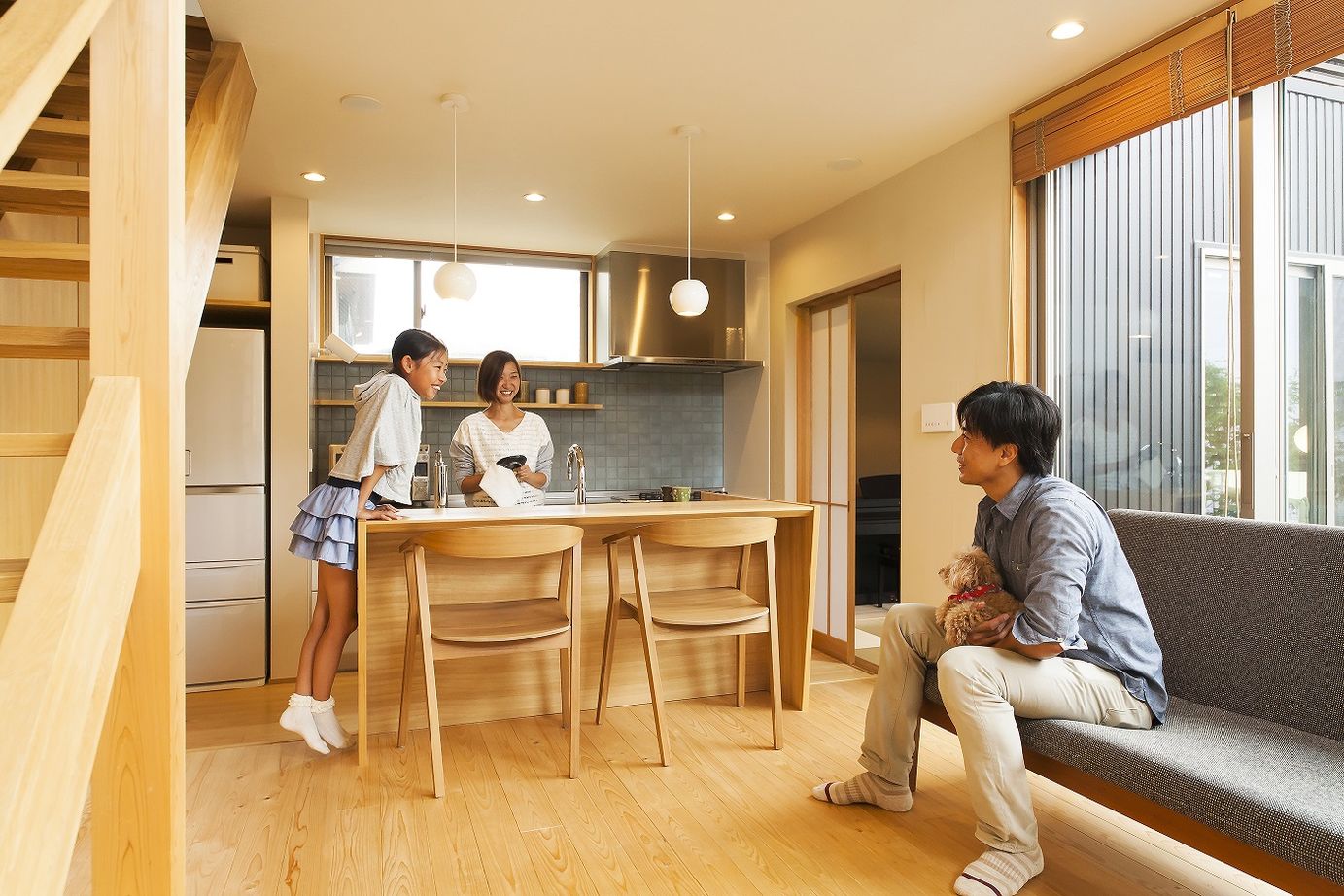 優建築工房 【20坪台・ウッドデッキ・吹き抜け・家事動線】ペットと遊べるウッドデッキ。内と外がつながる開放的な家の建築実例画像7