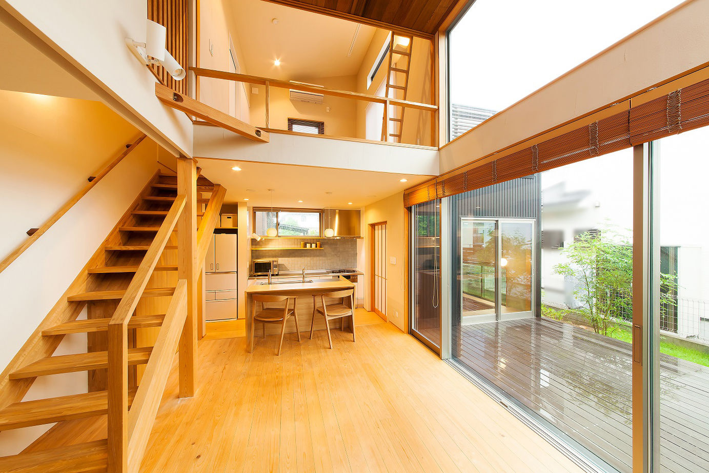 優建築工房 【20坪台・ウッドデッキ・吹き抜け・家事動線】ペットと遊べるウッドデッキ。内と外がつながる開放的な家の建築実例画像9