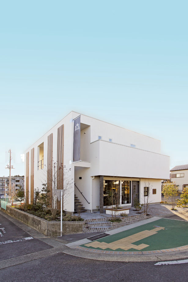 優建築工房 【50坪台】リゾートとアンティークのバランスが絶妙 中庭のあるキューブ型の店舗併用・賃貸併用住宅の建築実例画像2