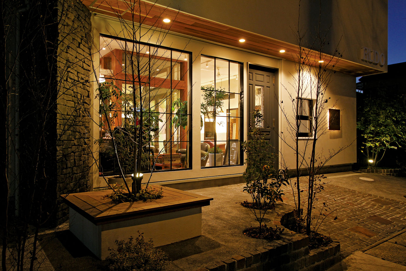 優建築工房 【50坪台】リゾートとアンティークのバランスが絶妙 中庭のあるキューブ型の店舗併用・賃貸併用住宅の建築実例画像3