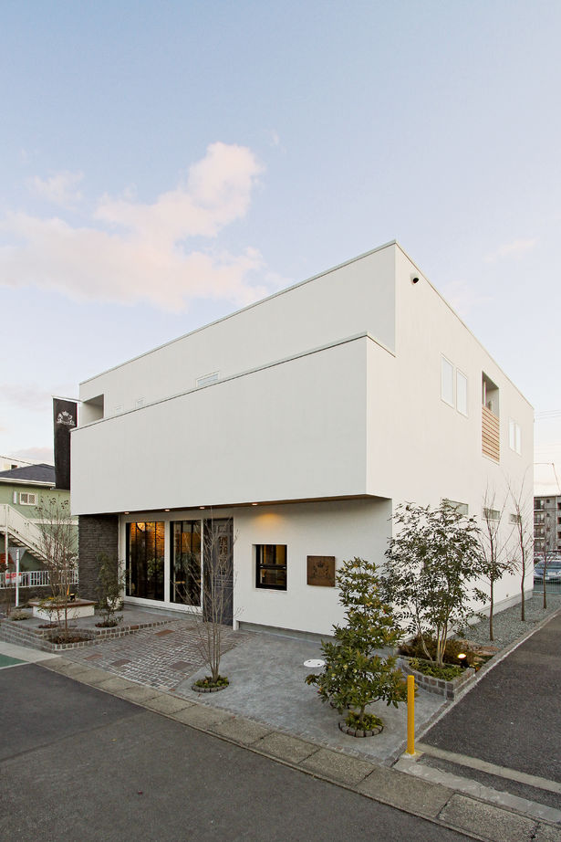 優建築工房 【50坪台】リゾートとアンティークのバランスが絶妙 中庭のあるキューブ型の店舗併用・賃貸併用住宅の建築実例画像4