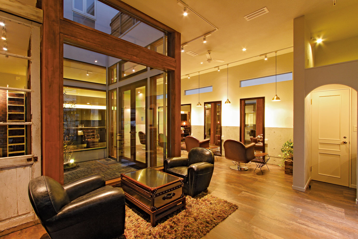 優建築工房 【50坪台】リゾートとアンティークのバランスが絶妙 中庭のあるキューブ型の店舗併用・賃貸併用住宅の建築実例画像5