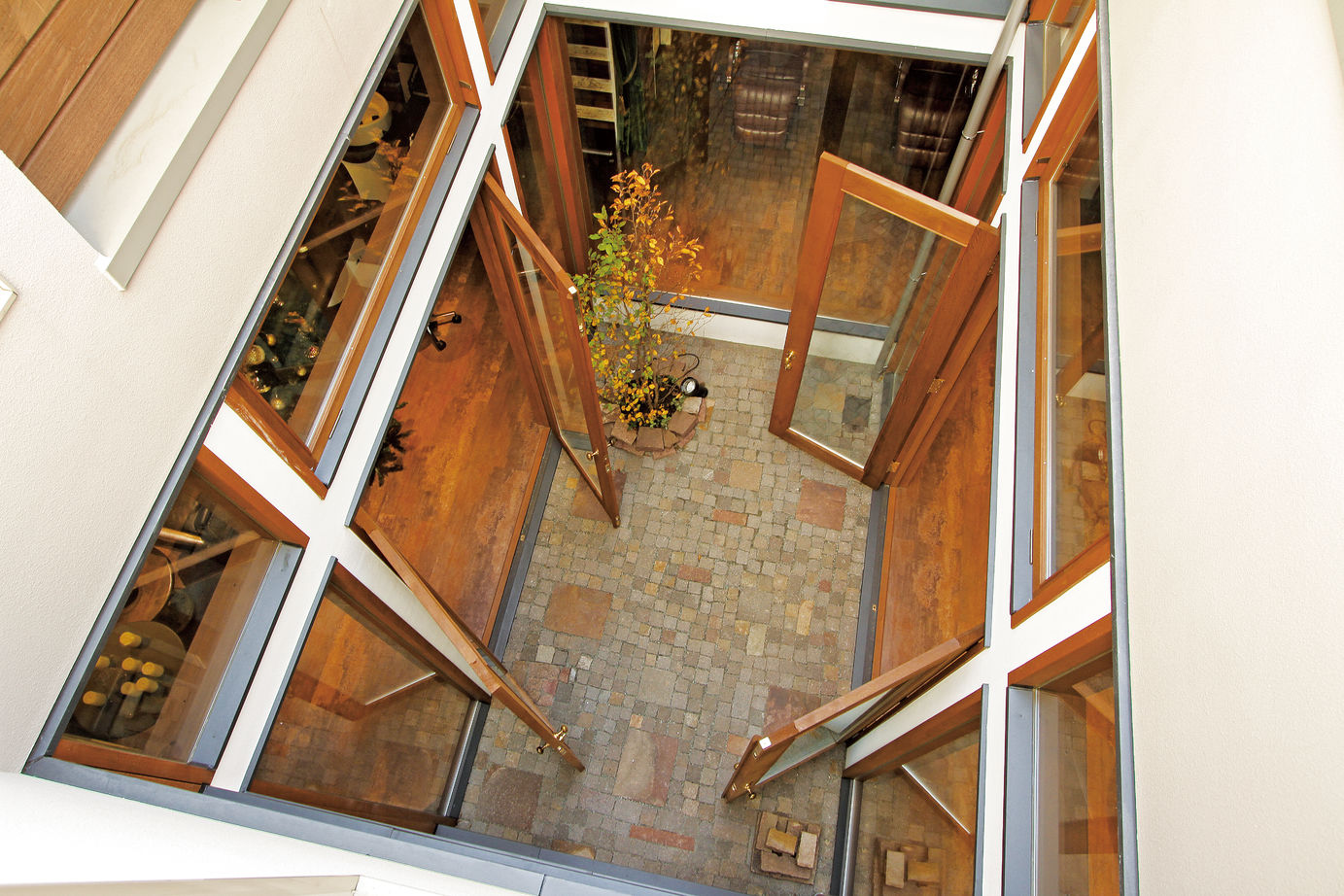 優建築工房 【50坪台】リゾートとアンティークのバランスが絶妙 中庭のあるキューブ型の店舗併用・賃貸併用住宅の建築実例画像6