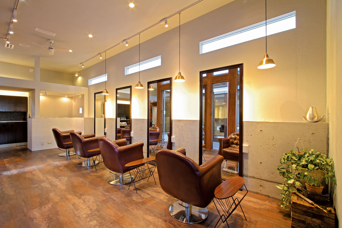 優建築工房 【50坪台】リゾートとアンティークのバランスが絶妙 中庭のあるキューブ型の店舗併用・賃貸併用住宅の建築実例画像8