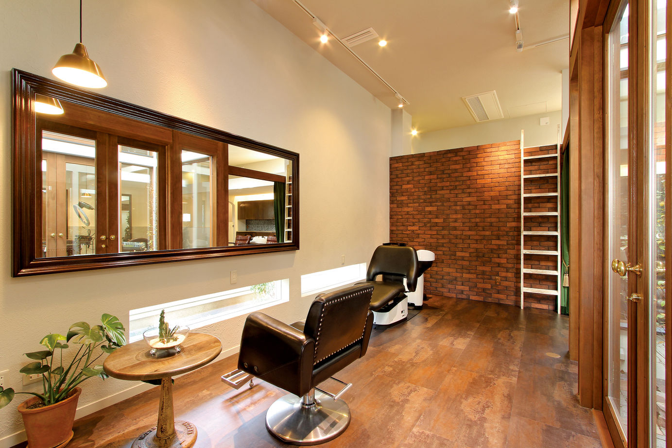 優建築工房 【50坪台】リゾートとアンティークのバランスが絶妙 中庭のあるキューブ型の店舗併用・賃貸併用住宅の建築実例画像9