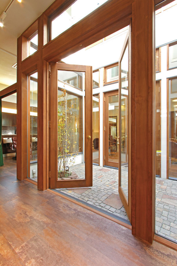 優建築工房 【50坪台】リゾートとアンティークのバランスが絶妙 中庭のあるキューブ型の店舗併用・賃貸併用住宅の建築実例画像10