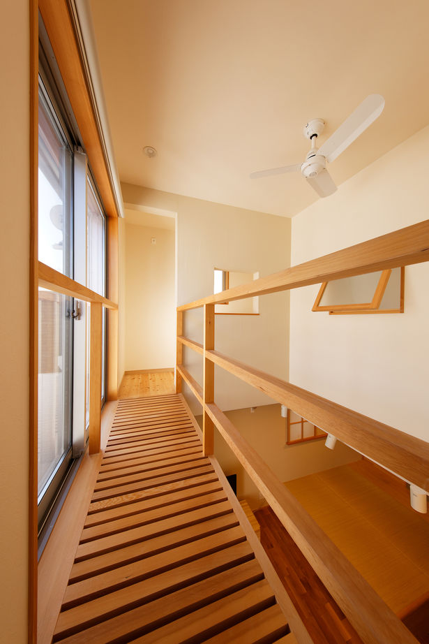 優建築工房 【20坪台・吹き抜け・狭小・2台分ガレージ】吹き抜けにキャットウォーク。光と風が心地よい広がりを感じるの建築実例画像2