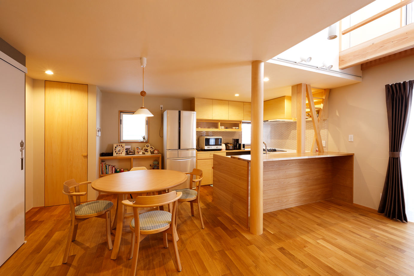 優建築工房 【20坪台・吹き抜け・狭小・2台分ガレージ】吹き抜けにキャットウォーク。光と風が心地よい広がりを感じるの建築実例画像3