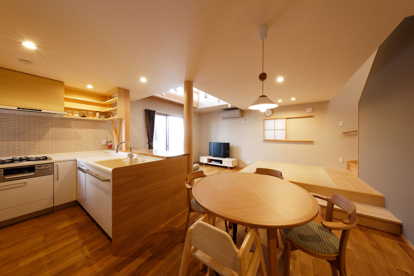 優建築工房 【20坪台・吹き抜け・狭小・2台分ガレージ】吹き抜けにキャットウォーク。光と風が心地よい広がりを感じるの建築実例画像4