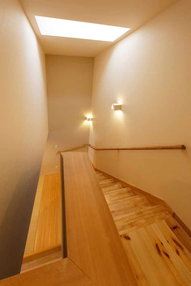 優建築工房 【20坪台・吹き抜け・狭小・2台分ガレージ】吹き抜けにキャットウォーク。光と風が心地よい広がりを感じるの建築実例画像9