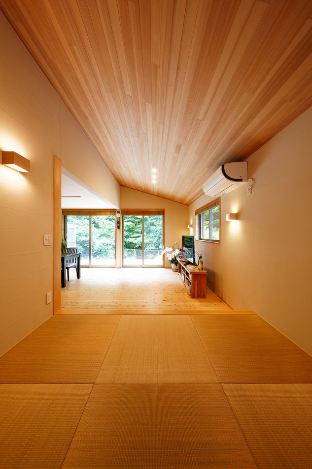 優建築工房 【30坪台・緑あふれる】木漏れ日さす緑豊かな空間。ウッドデッキと勾配天井のある和モダンの家の建築実例画像2