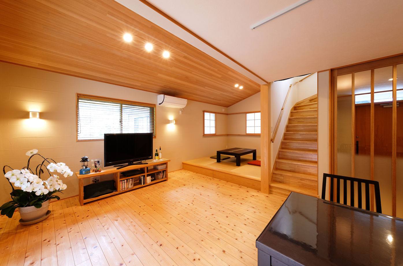 優建築工房 【30坪台・緑あふれる】木漏れ日さす緑豊かな空間。ウッドデッキと勾配天井のある和モダンの家の建築実例画像4