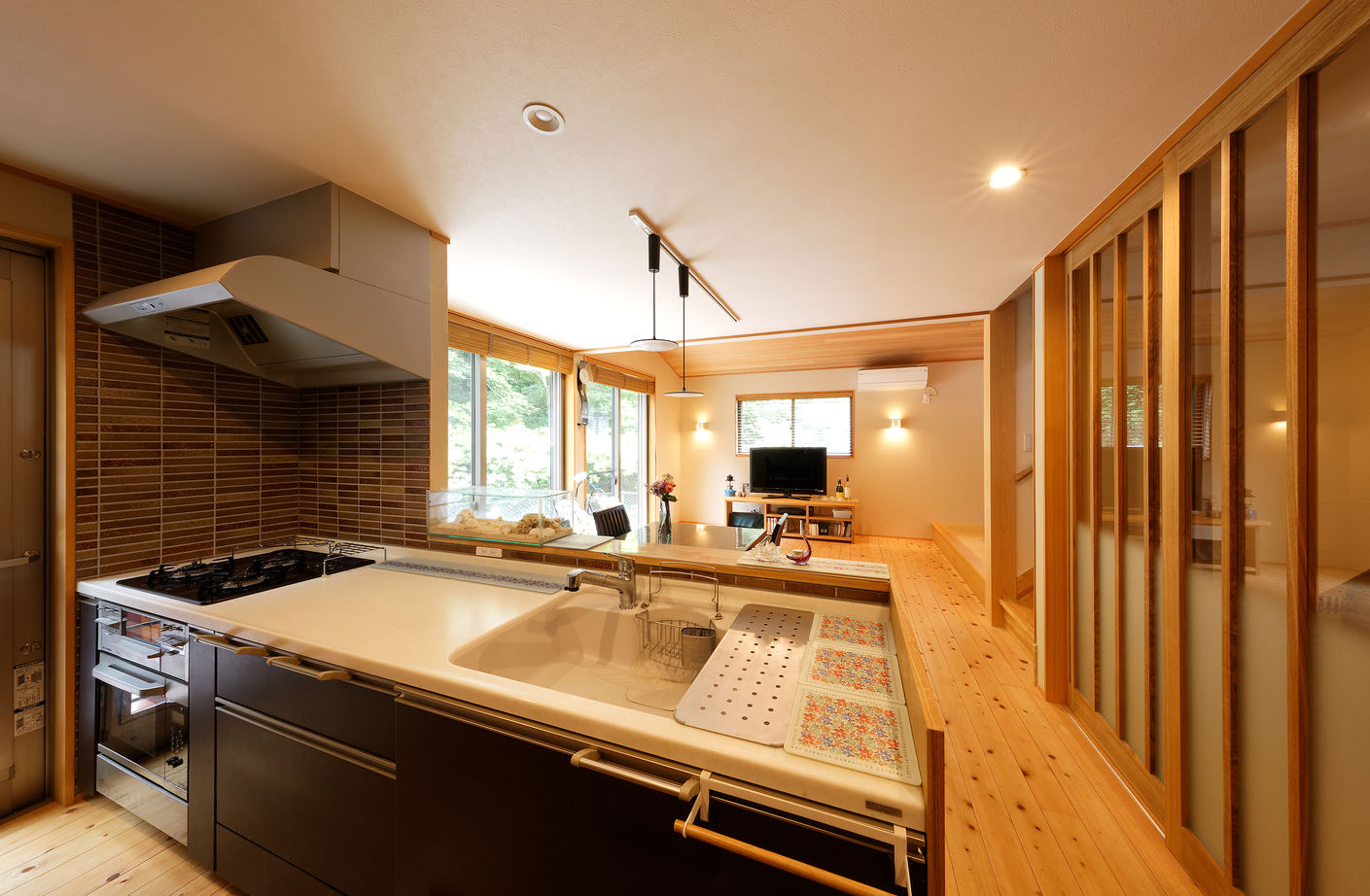 優建築工房 【30坪台・緑あふれる】木漏れ日さす緑豊かな空間。ウッドデッキと勾配天井のある和モダンの家の建築実例画像5