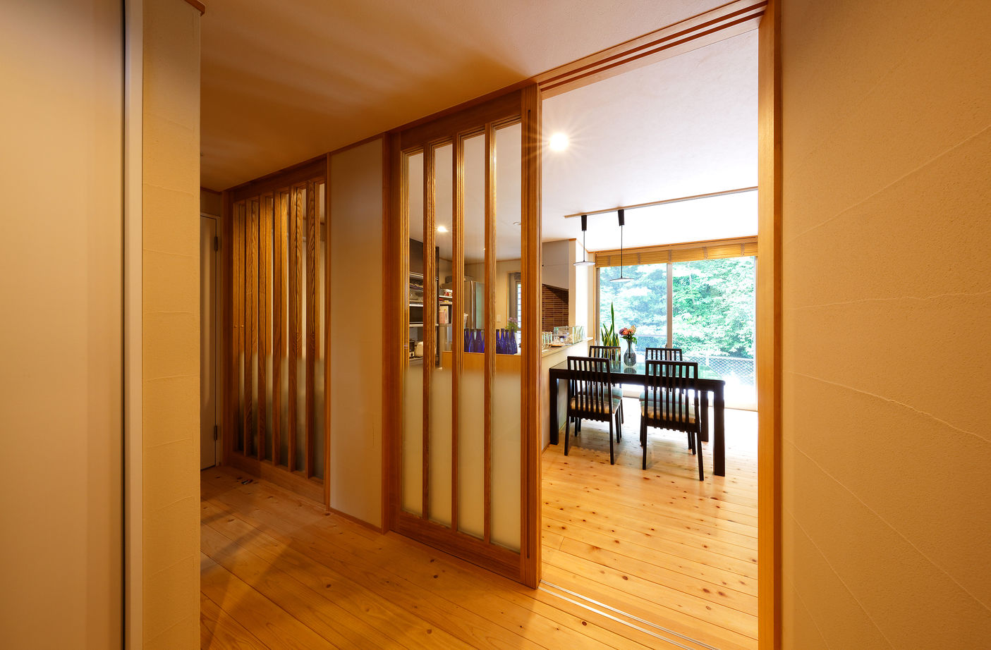 優建築工房 【30坪台・緑あふれる】木漏れ日さす緑豊かな空間。ウッドデッキと勾配天井のある和モダンの家の建築実例画像6