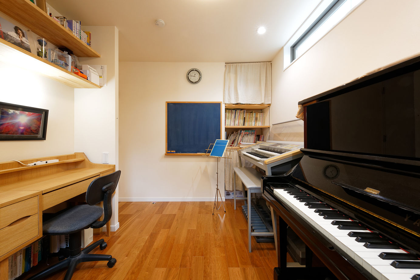 優建築工房 【30坪台・緑あふれる】木漏れ日さす緑豊かな空間。ウッドデッキと勾配天井のある和モダンの家の建築実例画像8