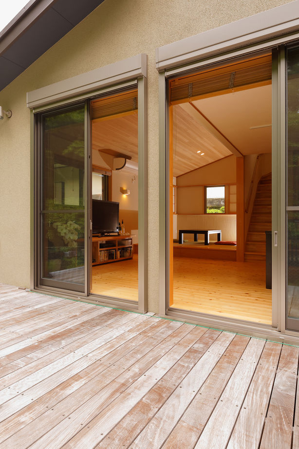 優建築工房 【30坪台・緑あふれる】木漏れ日さす緑豊かな空間。ウッドデッキと勾配天井のある和モダンの家の建築実例画像9