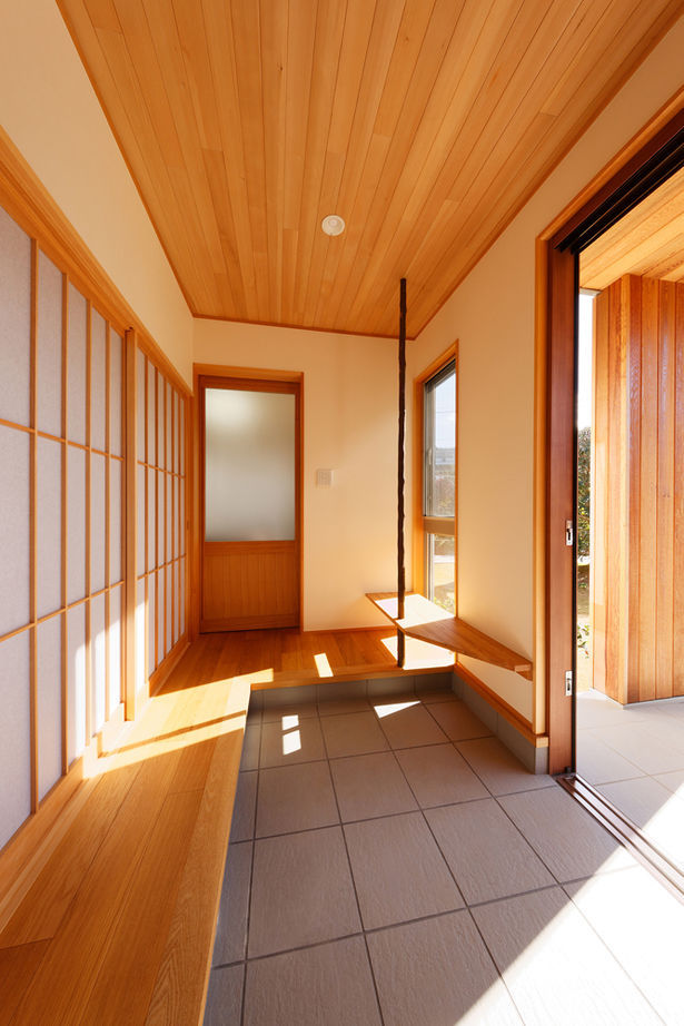 優建築工房 【60坪台・二世帯住宅・2階リビング】木の温もりを大切にした二世帯住宅。光と風を堪能できる勾配天井の家の建築実例画像2