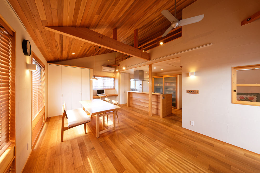 優建築工房 【60坪台・二世帯住宅・2階リビング】木の温もりを大切にした二世帯住宅。光と風を堪能できる勾配天井の家の建築実例画像6
