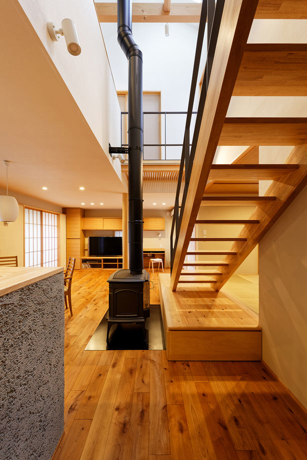 優建築工房 【30坪台・京町家・土間】憧れの京町家をイメージした和モダン。薪ストーブがアクセントになる空間の建築実例画像3