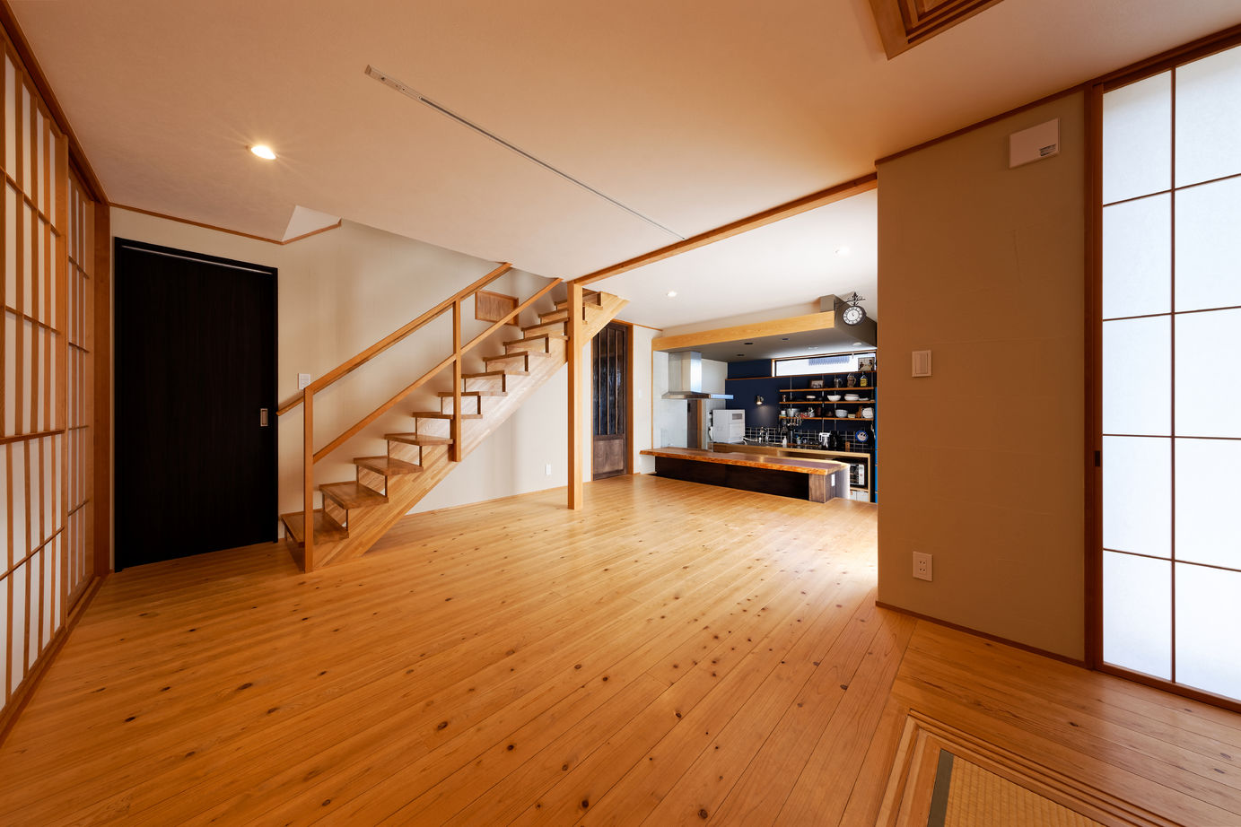 優建築工房 【2000万円台/20坪台/間取り図】子供たちと横並びの食事の時間が幸せ。 蔵をイメージした和モダンスタイルの建築実例画像9