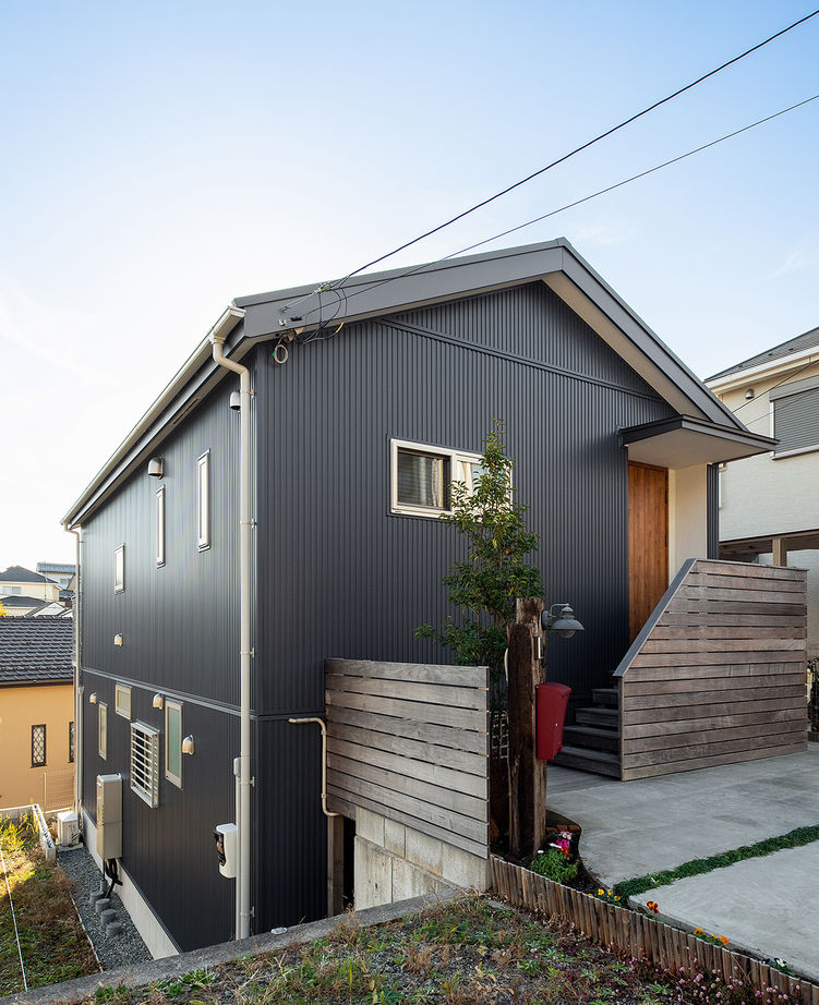 優建築工房 【2397万円/20坪台/高台】「玄関を入ると2階リビング」。雛壇状の立地を生かしたお手本となる家づくりの建築実例画像1