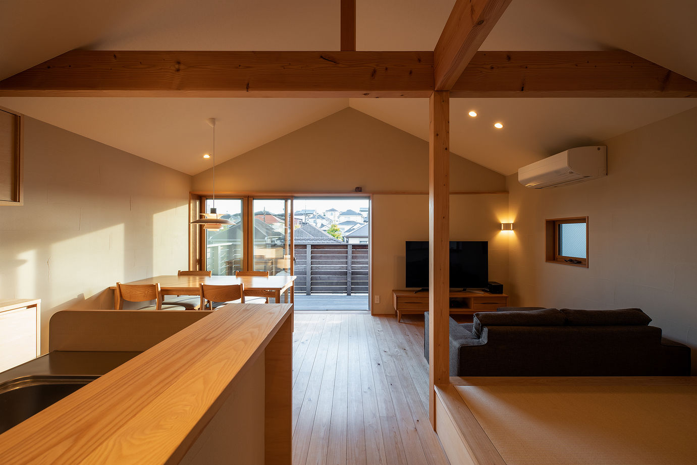 優建築工房 【2397万円/20坪台/高台】「玄関を入ると2階リビング」。雛壇状の立地を生かしたお手本となる家づくりの建築実例画像2