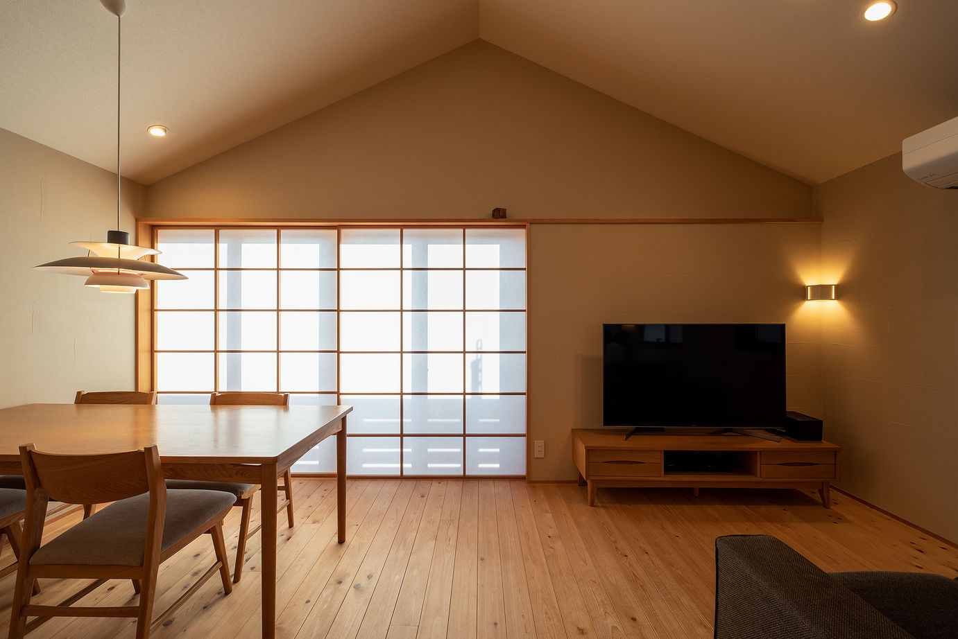 優建築工房 【2397万円/20坪台/高台】「玄関を入ると2階リビング」。雛壇状の立地を生かしたお手本となる家づくりの建築実例画像3