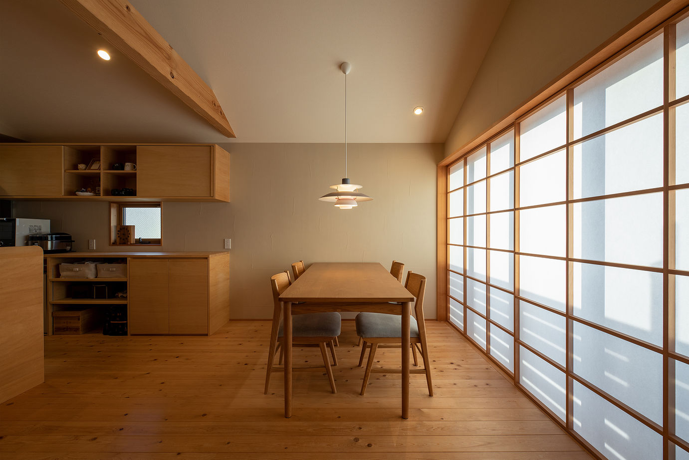 優建築工房 【2397万円/20坪台/高台】「玄関を入ると2階リビング」。雛壇状の立地を生かしたお手本となる家づくりの建築実例画像4