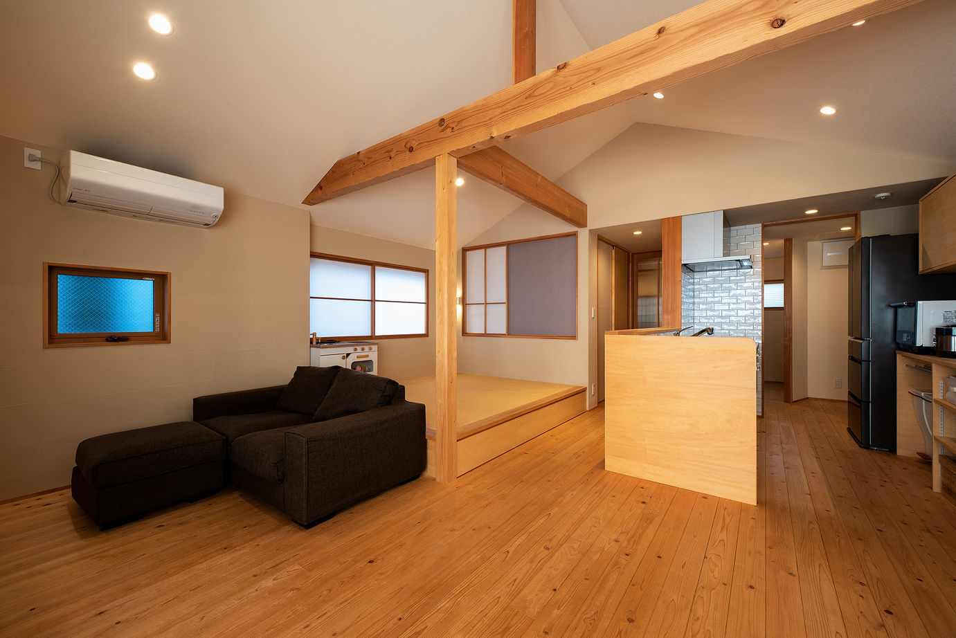 優建築工房 【2397万円/20坪台/高台】「玄関を入ると2階リビング」。雛壇状の立地を生かしたお手本となる家づくりの建築実例画像5