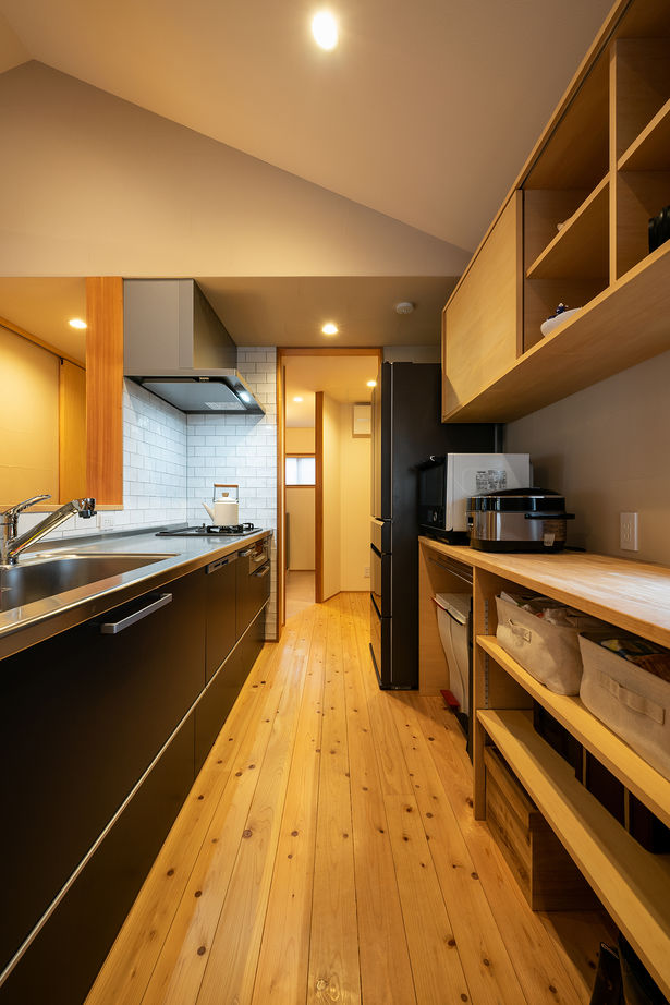 優建築工房 【2397万円/20坪台/高台】「玄関を入ると2階リビング」。雛壇状の立地を生かしたお手本となる家づくりの建築実例画像6