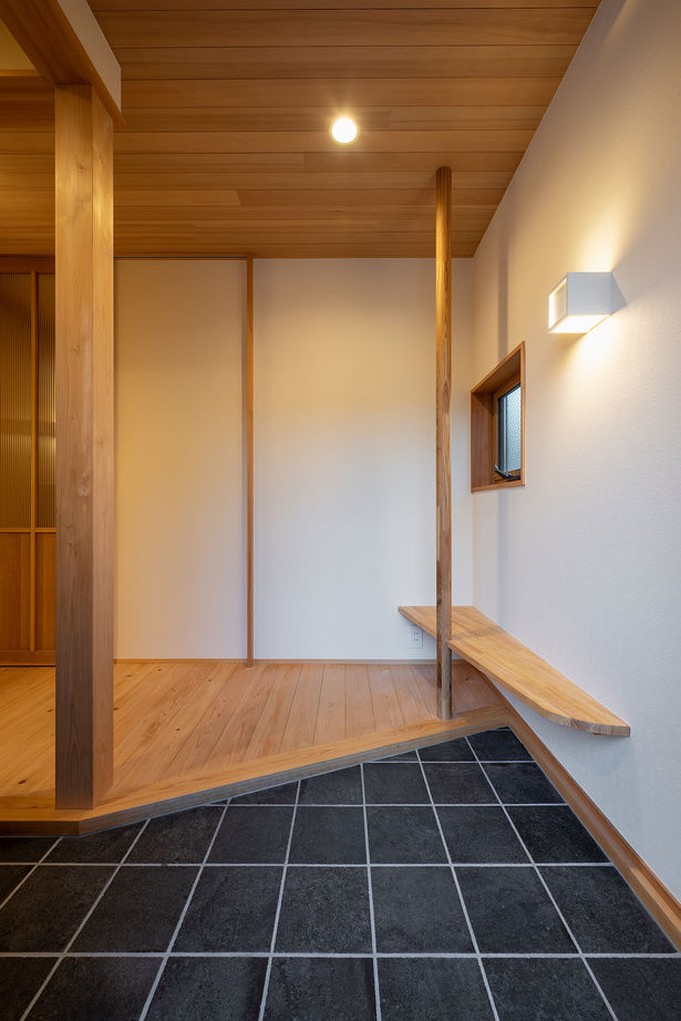 優建築工房 【2397万円/20坪台/高台】「玄関を入ると2階リビング」。雛壇状の立地を生かしたお手本となる家づくりの建築実例画像9