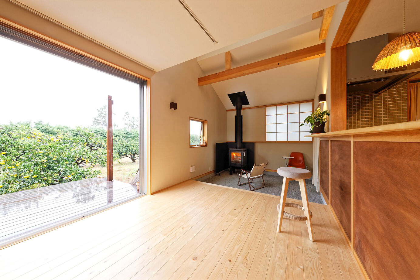 優建築工房 【2000万円台/30坪台/間取り】檜の床にゴロっと寝転がり、薪ストーブの炎を眺める。それだけで幸せな暮らしの建築実例画像