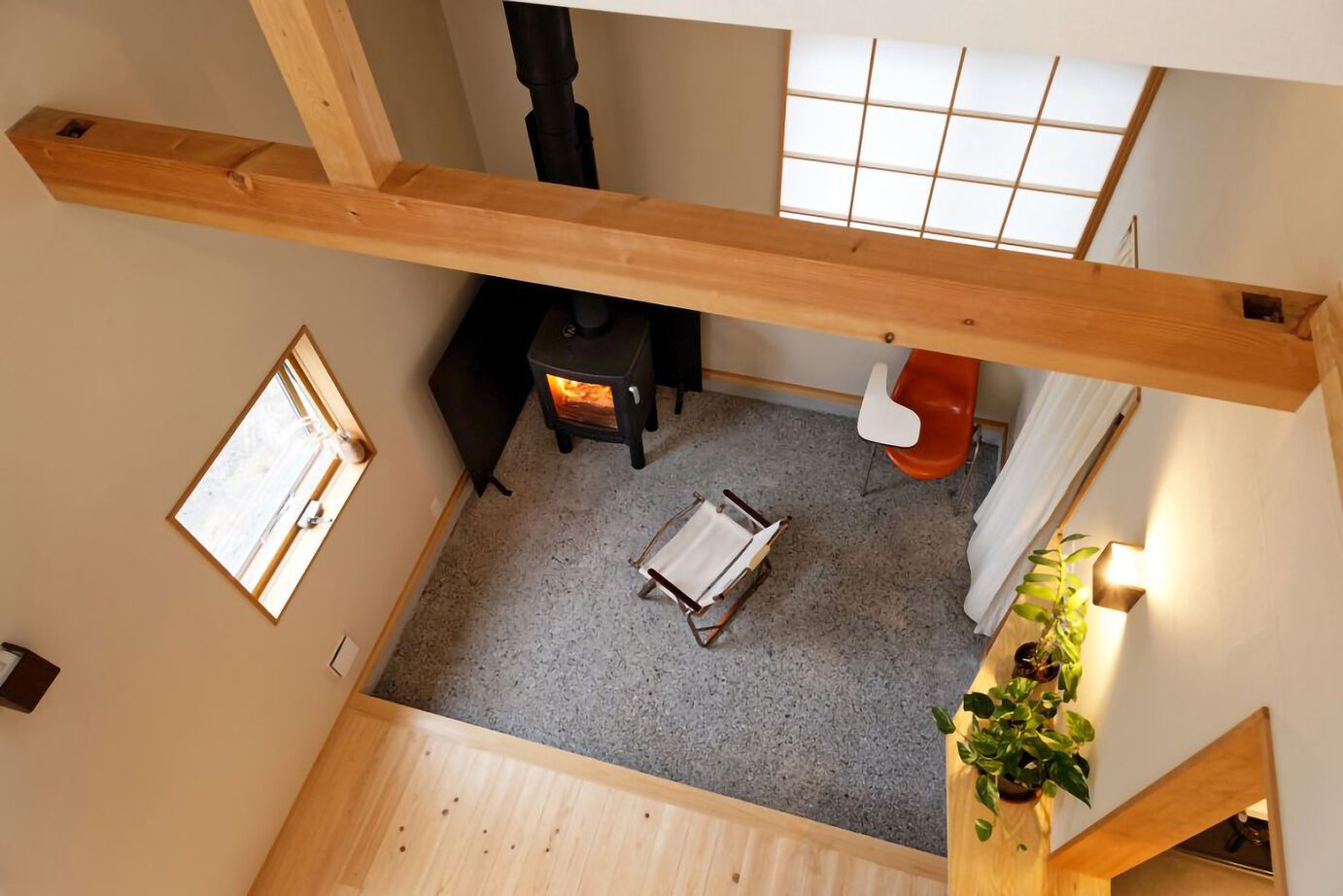 優建築工房 【2000万円台/30坪台/間取り】檜の床にゴロっと寝転がり、薪ストーブの炎を眺める。それだけで幸せな暮らしの建築実例画像3