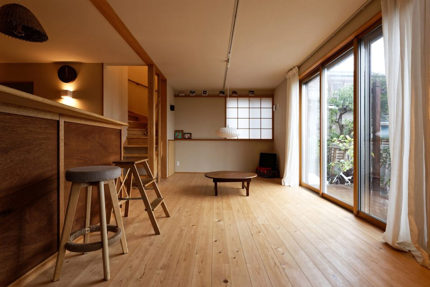 優建築工房 【2000万円台/30坪台/間取り】檜の床にゴロっと寝転がり、薪ストーブの炎を眺める。それだけで幸せな暮らしの建築実例画像4