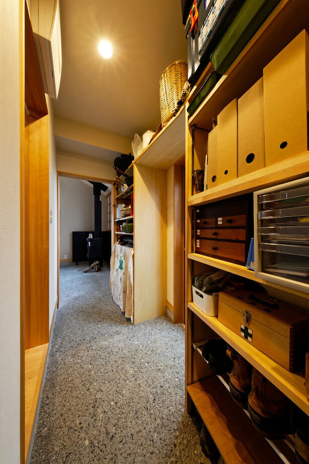 優建築工房 【2000万円台/30坪台/間取り】檜の床にゴロっと寝転がり、薪ストーブの炎を眺める。それだけで幸せな暮らしの建築実例画像6