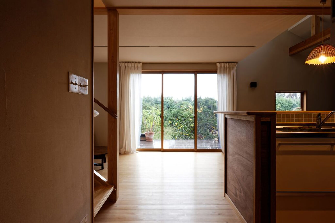 優建築工房 【2000万円台/30坪台/間取り】檜の床にゴロっと寝転がり、薪ストーブの炎を眺める。それだけで幸せな暮らしの建築実例画像8