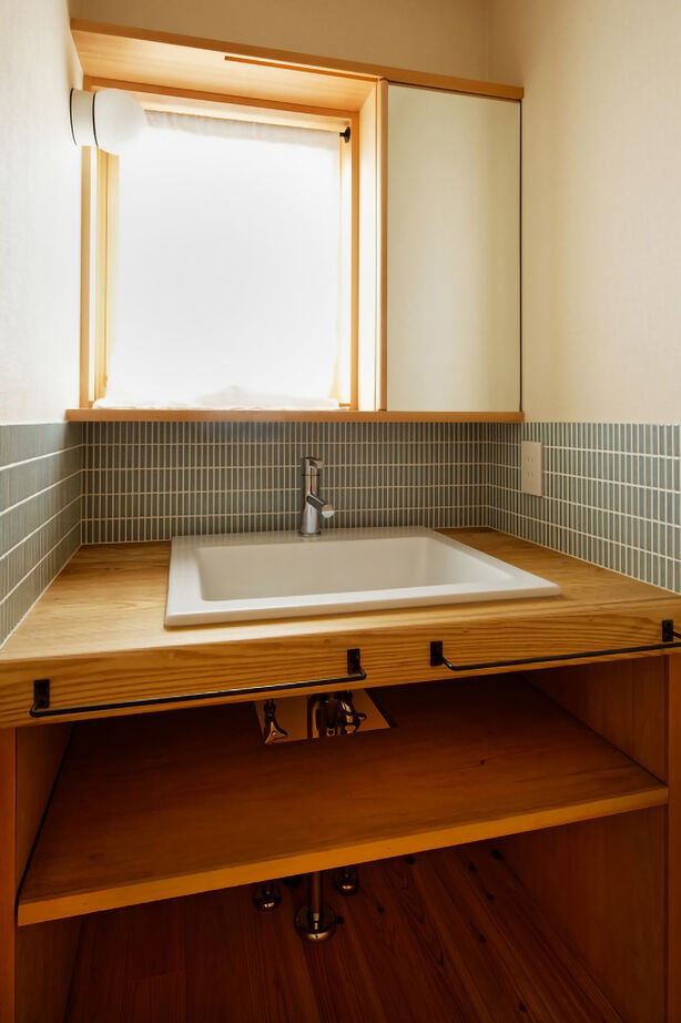 優建築工房 【2000万円台/30坪台/間取り】檜の床にゴロっと寝転がり、薪ストーブの炎を眺める。それだけで幸せな暮らしの建築実例画像9