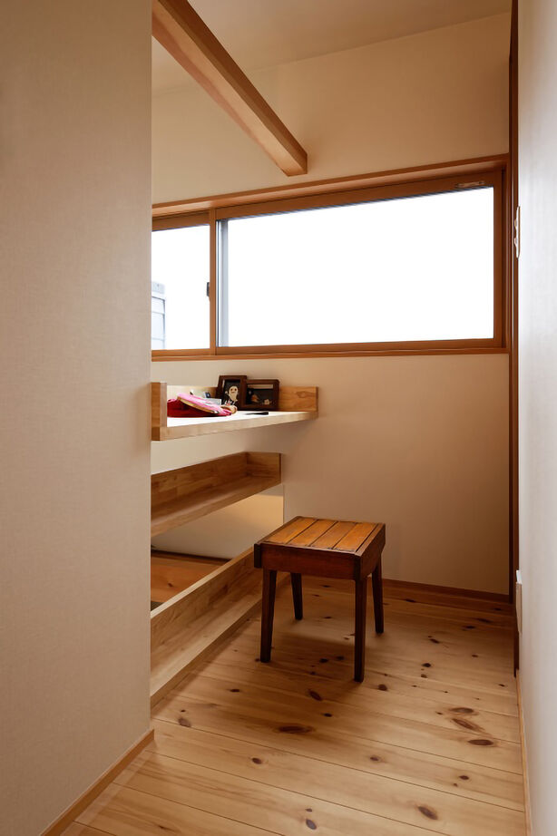 優建築工房 【2000万円台/30坪台/間取り】檜の床にゴロっと寝転がり、薪ストーブの炎を眺める。それだけで幸せな暮らしの建築実例画像10