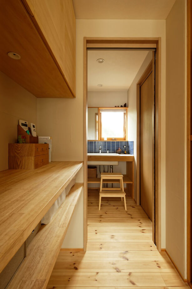 優建築工房 【2000万円台/20坪台/間取り図】眺めのいいリビングの窓辺に造作のベンチで珈琲を楽しめる暮らしの建築実例画像9