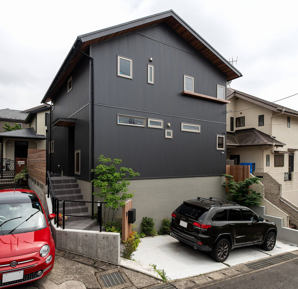 優建築工房 【3000万円台/30坪台/丘陵地】難しい敷地でも設計の工夫で、友人たちとサッカーや映画鑑賞を楽しむ暮らしへの建築実例画像2