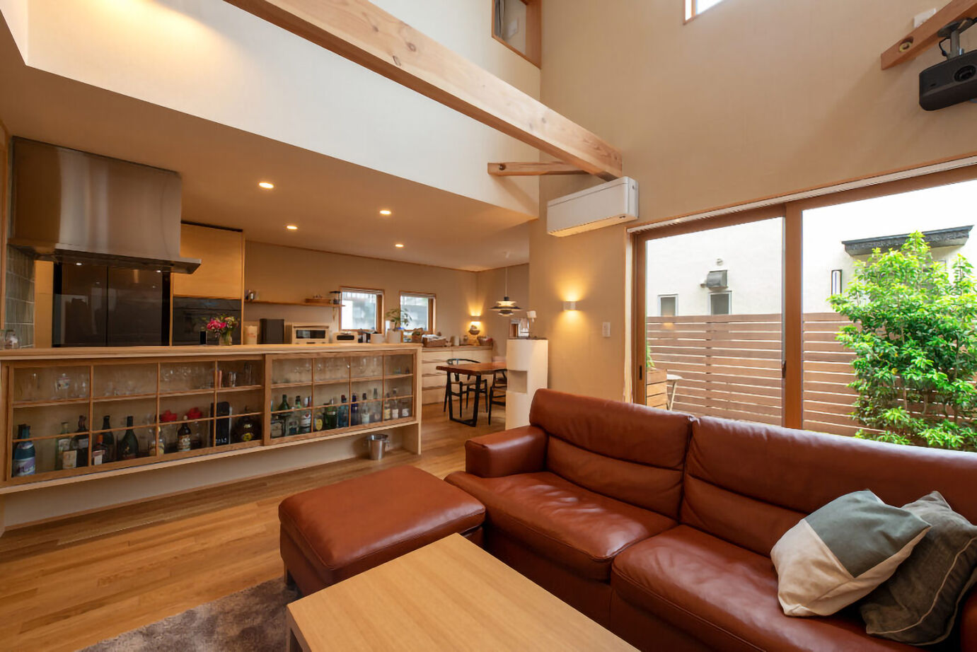 優建築工房 【3000万円台/30坪台/丘陵地】難しい敷地でも設計の工夫で、友人たちとサッカーや映画鑑賞を楽しむ暮らしへの建築実例画像4