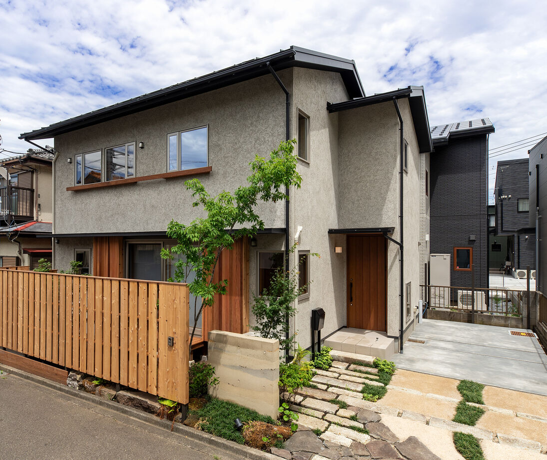 優建築工房 【2000万円台/29坪台/吹き抜け/借景】 庭と縁台デッキが暮らしを彩る、風情豊かな住まいの建築実例画像