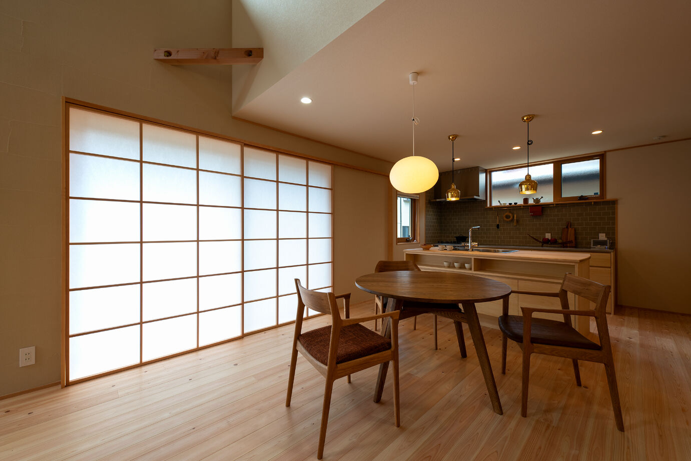 優建築工房 【2000万円台/29坪台/吹き抜け/借景】 庭と縁台デッキが暮らしを彩る、風情豊かな住まいの建築実例画像2